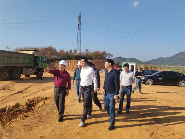 11月8日，县长王奇勇一行调研粮食产业园项目，黄山星空（中国）集团党委书记、董事长洪筱明陪同。.jpg